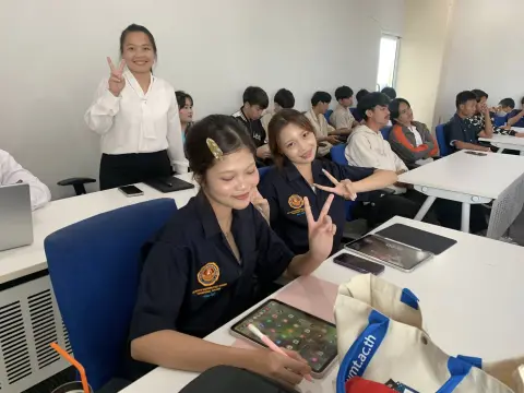 บรรยากาศการสอนสาขาเทคโนโลยีสารสนเทศ และคอมพิวเตอร์ธุรกิจ